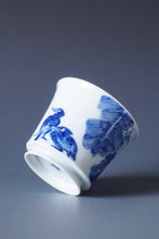 Load image into Gallery viewer, 85ml Qinghua Birds and Banana Tree Porcelain Teacup by KuangShi 青花匡石手绘花鸟蕉荫杯
