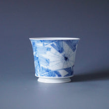 Load image into Gallery viewer, 85ml Qinghua Spider in Banana Tree Jingdezhen Porcelain Teacup by KuangShi 青花匡石手绘芭蕉蛛网杯
