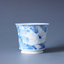 Load image into Gallery viewer, 85ml Qinghua Spider in Banana Tree Jingdezhen Porcelain Teacup by KuangShi 青花匡石手绘芭蕉蛛网杯
