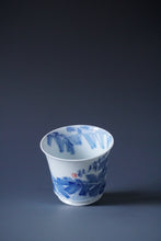 Load image into Gallery viewer, 85ml Qinghua Spider in Banana Tree Jingdezhen Porcelain Teacup by KuangShi 青花匡石手绘芭蕉蛛网杯

