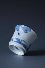Load image into Gallery viewer, 85ml Qinghua Spider in Banana Tree Jingdezhen Porcelain Teacup by KuangShi 青花匡石手绘芭蕉蛛网杯
