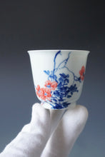 Load image into Gallery viewer, 85ml Qinghua Flowers and Birds Porcelain Lingyun Teacup by KuangShi 青花匡石手绘花鸟凌云杯
