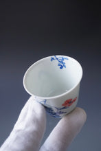 Load image into Gallery viewer, 85ml Qinghua Flowers and Birds Porcelain Lingyun Teacup by KuangShi 青花匡石手绘花鸟凌云杯
