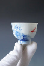 Load image into Gallery viewer, 60ml Qinghua Dragonfly Jingdezhen Porcelain Teacup by KuangShi 青花匡石手绘蜻蜓杯
