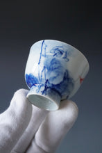 Load image into Gallery viewer, 60ml Qinghua Dragonfly Jingdezhen Porcelain Teacup by KuangShi 青花匡石手绘蜻蜓杯
