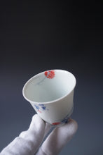 Load image into Gallery viewer, 85ml Qinghua Flowers and Birds Jingdezhen Porcelain Teacup by KuangShi 青花匡石手绘花鸟硕果杯
