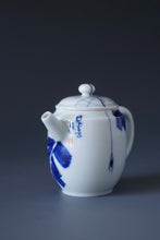 Load image into Gallery viewer, Qinghua Spider and Banana Leaf Jingdezhen Fine Porcelain Teapot by Master KuangShi 青花匡石蛛网芭蕉高仕壶 110ml
