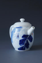 Load image into Gallery viewer, Qinghua Spider and Banana Leaf Jingdezhen Fine Porcelain Teapot by Master KuangShi 青花匡石蛛网芭蕉高仕壶 110ml
