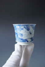 Load image into Gallery viewer, 85ml Qinghua Spider in Banana Tree Jingdezhen Porcelain Teacup by KuangShi 青花匡石手绘芭蕉蛛网杯
