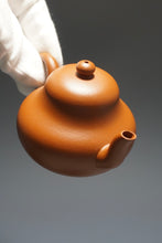 Load image into Gallery viewer, Zhaozhuang Zhuni Junde Yixing Teapot 赵庄朱泥毫升平底君德 120ml
