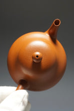 Load image into Gallery viewer, Zhaozhuang Zhuni Junde Yixing Teapot 赵庄朱泥毫升平底君德 120ml
