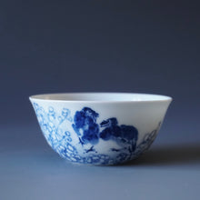 Load image into Gallery viewer, 110ml Qinghua Dreaming Birds Porcelain Teacup by KuangShi 青花匡石花香入梦杯
