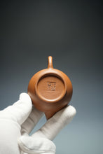 Load image into Gallery viewer, Baoshan Jiangponi Shuiping Yixing Teapot 宝山降坡泥水平 100ml
