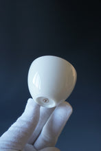 Load image into Gallery viewer, Tianbai Porcelain Big Chicken Egg Teacup with Wide Base and Gold Stamp 80ml
