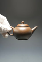 Load image into Gallery viewer, Wood Fired Dicaoqing Shuiping Teapot 底槽清柴烧小水平 90ml
