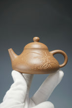 Load image into Gallery viewer, Lao Duanni Hulupiao yixing Teapot with Carving of Flower 老段泥葫芦瓢带刻 150ml

