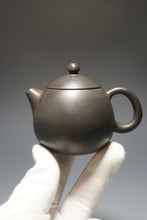 Load image into Gallery viewer, Grey 125ml Dragon Egg Nixing Teapot by Li Wenxin 李文新坭兴龙蛋壶 (深）
