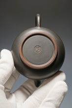 Load image into Gallery viewer, 115ml Dark Grey Puffy Lid Pear Nixing Teapot by Li Wenxin 李文新泥兴梨形 (深）
