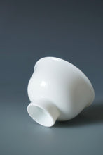 Load image into Gallery viewer, Tianbai Jingdezhen Porcelain Lotus Teacup with Gold Leaf stamp 85ml
