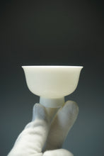 Load image into Gallery viewer, Tianbai Jingdezhen Porcelain Lotus Teacup with Gold Leaf stamp 85ml
