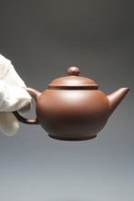 Load image into Gallery viewer, Lao Zini Shuiping Yixing Teapot 老紫泥水平 120ml
