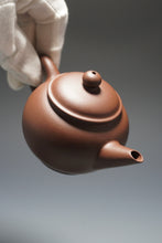 Load image into Gallery viewer, Lao Zini Shuiping Yixing Teapot 老紫泥水平 120ml
