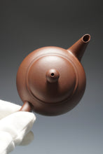 Load image into Gallery viewer, Lao Zini Shuiping Yixing Teapot 老紫泥水平 120ml
