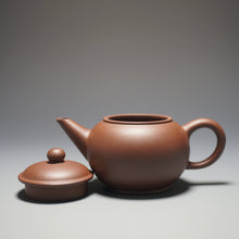 Load image into Gallery viewer, Lao Zini Shuiping Yixing Teapot 老紫泥水平 120ml
