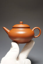 Load image into Gallery viewer, Fully Handmade Hongpilong Shuiping Yixing Teapot by Tang Mengfei 全手工汤梦飞红皮龙寅春水平 140ml
