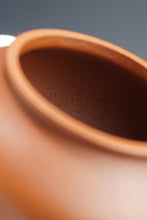 Load image into Gallery viewer, Fully Handmade Hongpilong Shuiping Yixing Teapot by Tang Mengfei 全手工汤梦飞红皮龙寅春水平 140ml
