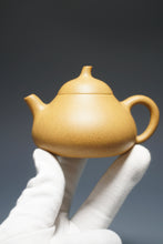 Load image into Gallery viewer, Huangjin Duan Melon Yixing Teapot 黄金段匏瓜 140ml
