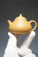 Load image into Gallery viewer, Huangjin Duan Melon Yixing Teapot 黄金段匏瓜 140ml

