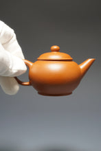 Load image into Gallery viewer, Zhaozhuang Zhuni Shuiping Yixing Teapot 赵庄朱泥水平 90ml
