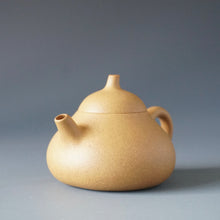 Load image into Gallery viewer, Huangjin Duan Melon Yixing Teapot 黄金段匏瓜 140ml
