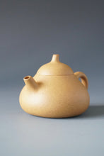 Load image into Gallery viewer, Huangjin Duan Melon Yixing Teapot 黄金段匏瓜 140ml
