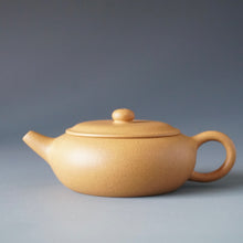 Load image into Gallery viewer, Huangjin Duan Xiangyu Yixing Teapot 黄金段香玉壶  125ml
