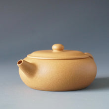 Load image into Gallery viewer, Huangjin Duan Xiangyu Yixing Teapot 黄金段香玉壶  125ml
