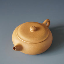 Load image into Gallery viewer, Huangjin Duan Xiangyu Yixing Teapot 黄金段香玉壶  125ml
