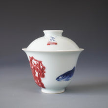 Load image into Gallery viewer, Qinghua Youlihong Fish Jingdezhen Porcelain Gaiwan 青花釉里红八大山人风格鱼石盖碗 120ml
