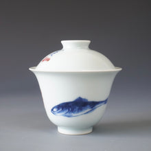 Load image into Gallery viewer, Qinghua Youlihong Fish Jingdezhen Porcelain Gaiwan 青花釉里红八大山人风格鱼石盖碗 120ml
