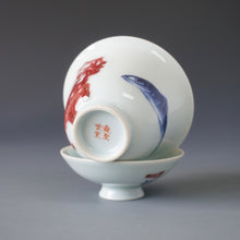 Load image into Gallery viewer, Qinghua Youlihong Fish Jingdezhen Porcelain Gaiwan 青花釉里红八大山人风格鱼石盖碗 120ml

