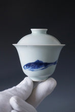 Load image into Gallery viewer, Qinghua Youlihong Fish Jingdezhen Porcelain Gaiwan 青花釉里红八大山人风格鱼石盖碗 120ml

