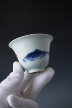 Load image into Gallery viewer, Qinghua Youlihong Fish Jingdezhen Porcelain Gaiwan 青花釉里红八大山人风格鱼石盖碗 120ml
