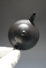 Load image into Gallery viewer, Heini (Wuhui Zhuni) Pear Yixing Teapot 焐灰朱泥梨形 115ml
