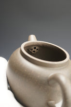 Load image into Gallery viewer, Qingduan Julun Yixing Teapot 青段巨轮珠 150ml
