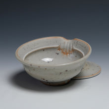 Load image into Gallery viewer, shino shiboridashi for gonfu cha by Inge Nielsen.
