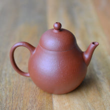 Load image into Gallery viewer, Used Zhuni Dahongpao Tall Pear Yixing Teapot 朱泥大红袍高梨形壶 135ml
