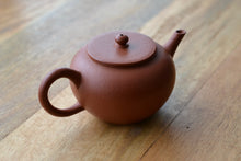 Load image into Gallery viewer, Demo Zhuni Yuzhenzhiwan Yixing Teapot 朱泥玉珍之玩 125ml
