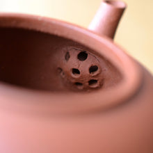 Load image into Gallery viewer, Demo Zhuni Yuzhenzhiwan Yixing Teapot 朱泥玉珍之玩 125ml
