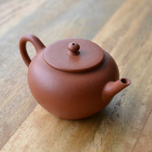 Load image into Gallery viewer, Demo Zhuni Yuzhenzhiwan Yixing Teapot 朱泥玉珍之玩 125ml
